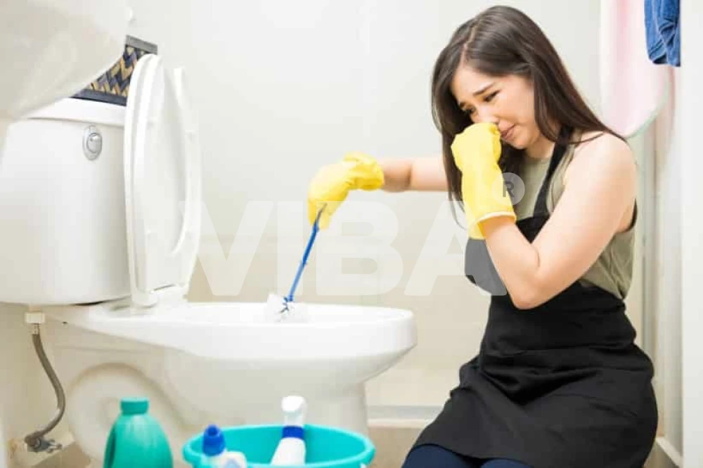 bồn cầu bị bốc mùi thôi thối khi không xử lý đúng cách