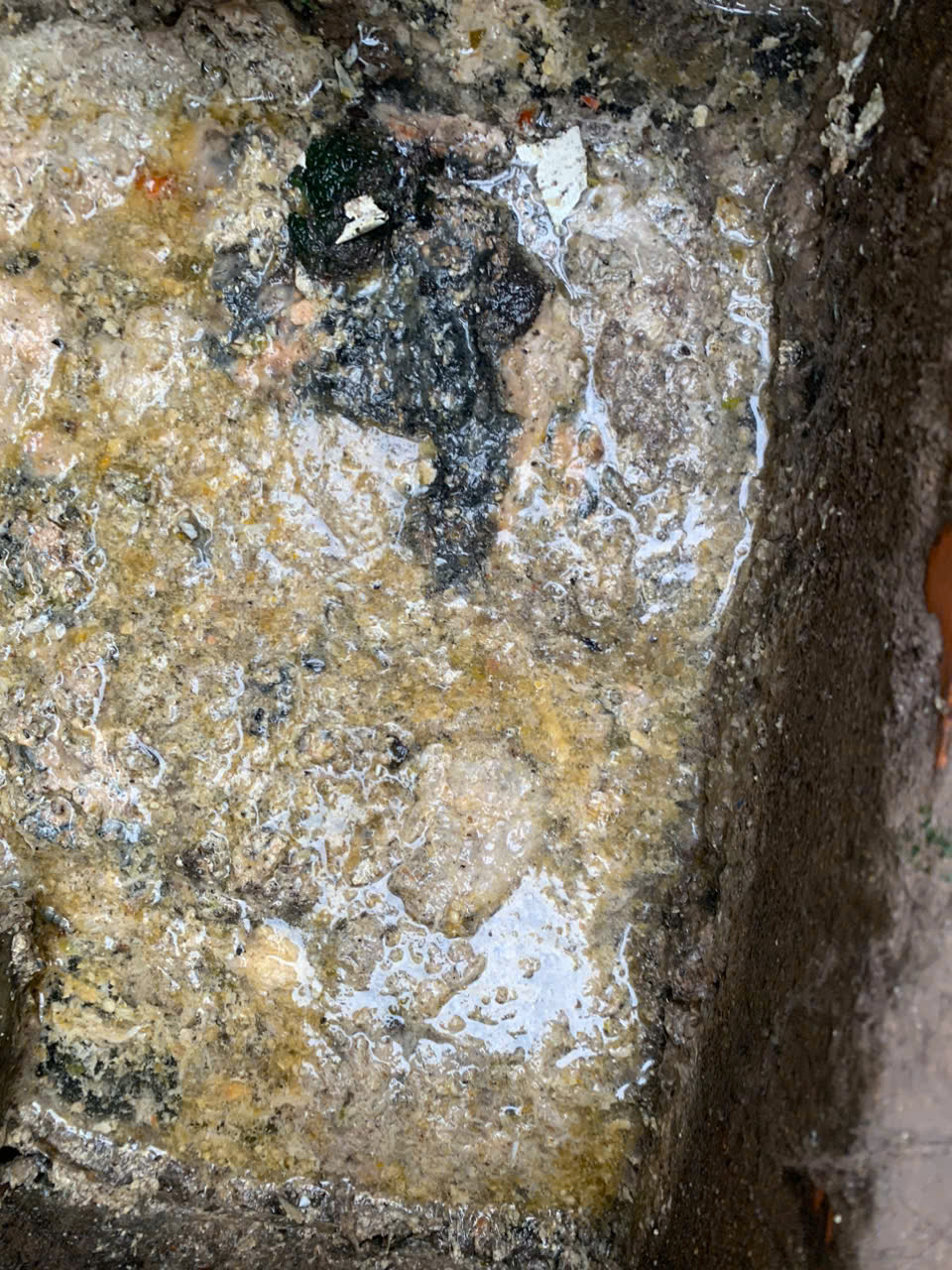 hố ga nhiều cặn bẩn