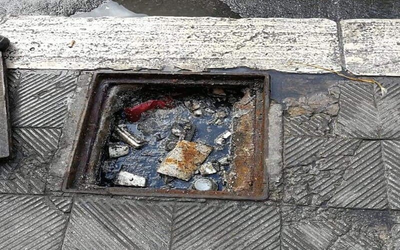 hố ga chứa đầy rác